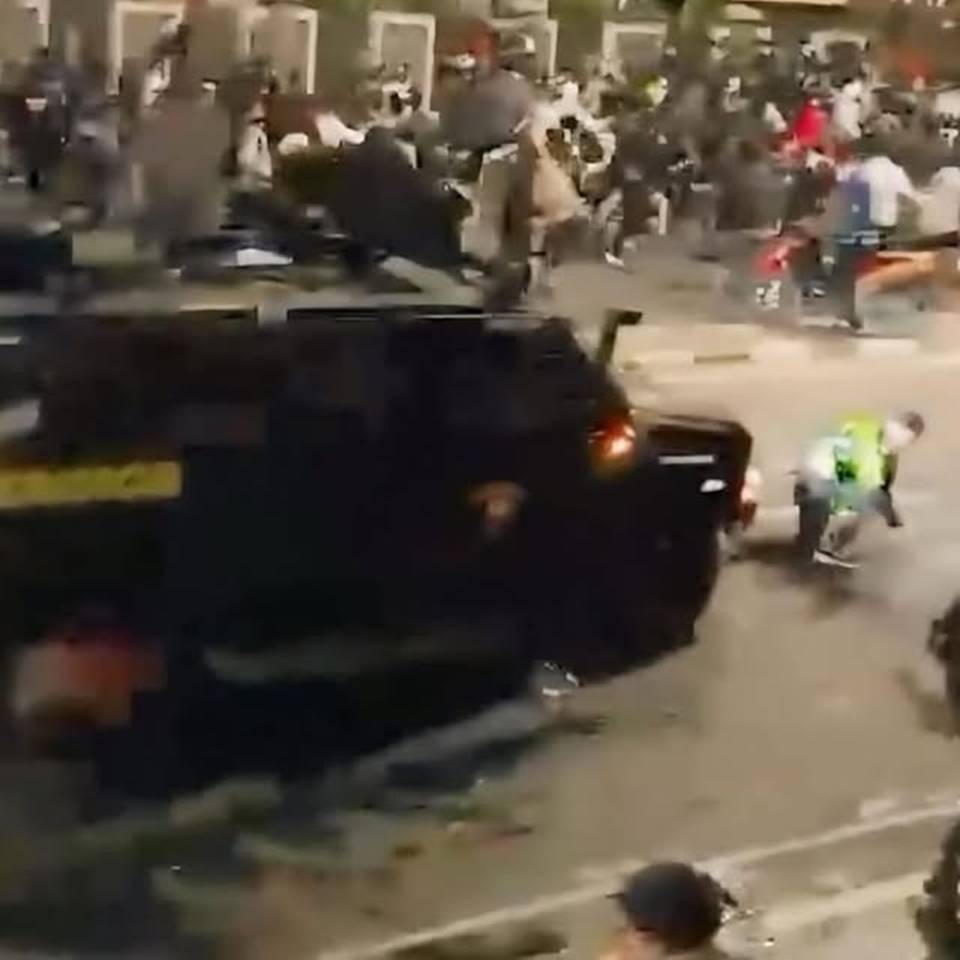 detik-detik-driver-ojol-dilindas-mobil-brimob
